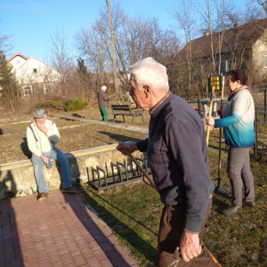 Po zimie Seniorzy robią wiosenne porządki wokół budynku Klubu